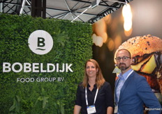 Jolien Blanken vertelt bij Bobeldijk Food Group dat er steeds meer vraag is naar biologische vleesvervangers. Rechts Attilio Antonucci. 